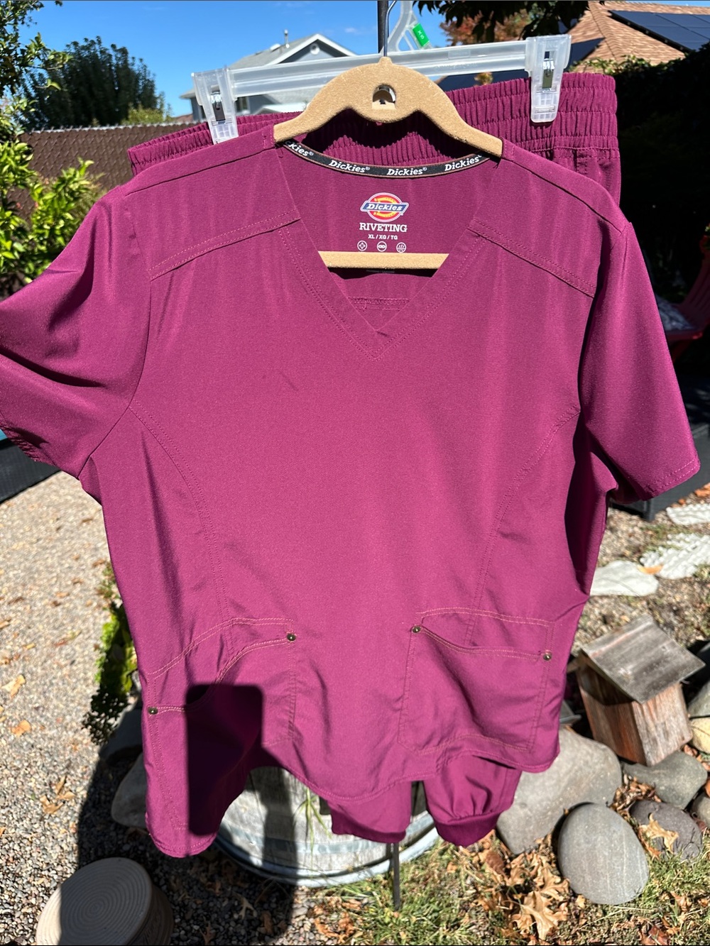 Dickies Women's scrub set burgundy Utility Jogger Pants